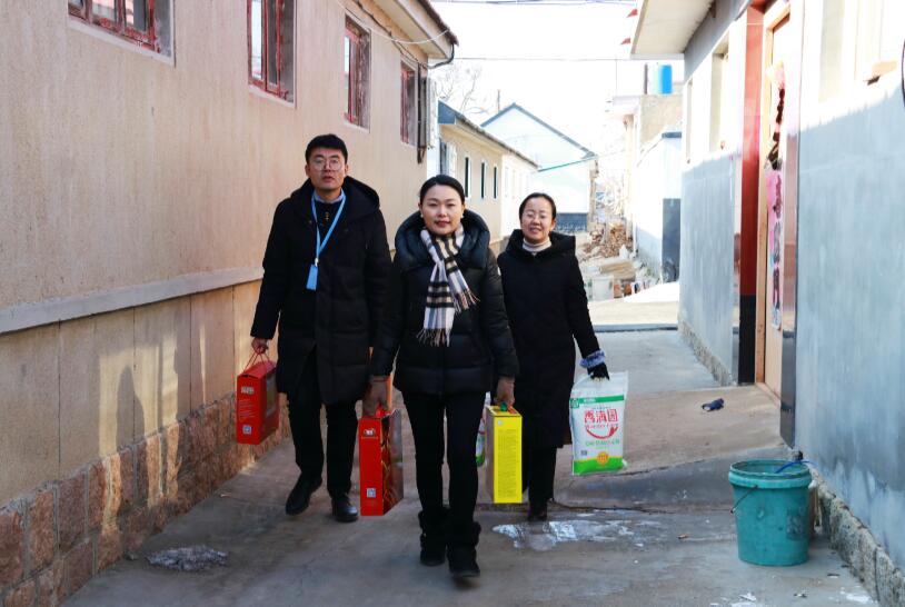 寒冬臘月送溫暖，真情幫扶暖人心 ——德才裝飾走訪慰問(wèn)膠州市困難群眾(圖3)