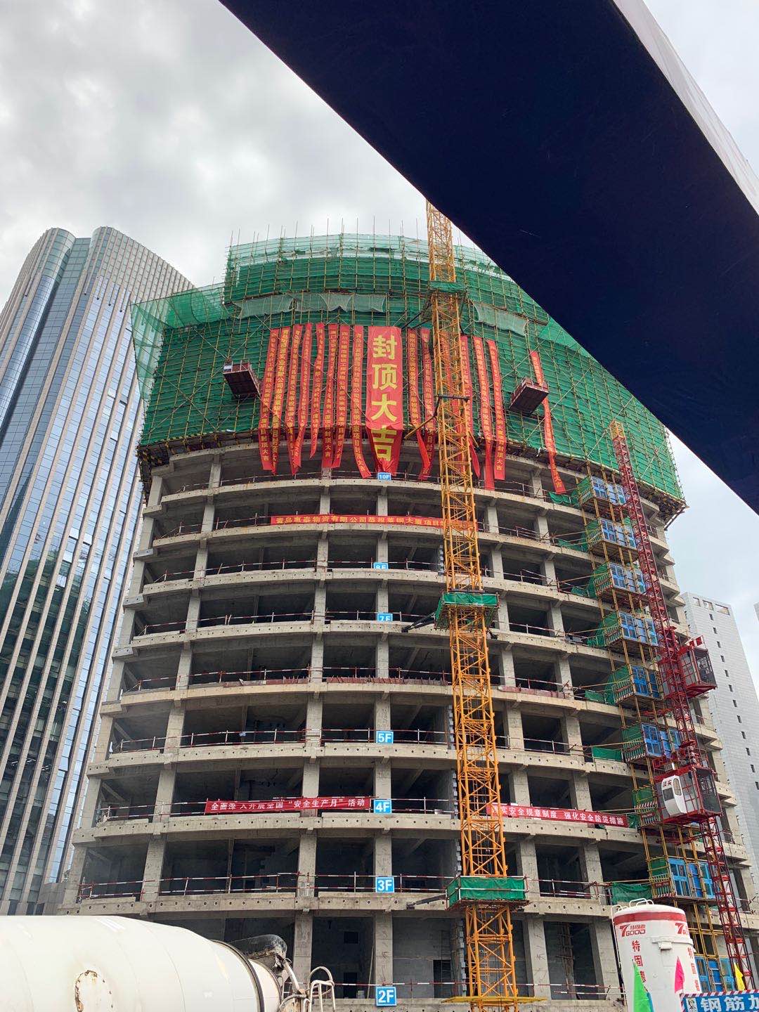 中建聯合|萊鋼大廈萊鋼綜合商務寫字樓項目順利封頂！(圖1)