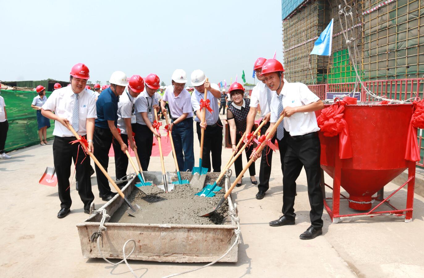 中建聯(lián)合|匠心筑精品-青島空港綜合保稅區(qū)服務(wù)中心項(xiàng)目順利封頂(圖2) 中建聯(lián)合|匠心筑精品-青島空港綜合保稅區(qū)服務(wù)中心項(xiàng)目順利封頂(圖2)