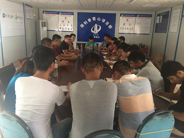 公司開展送清涼活動(圖2) 公司開展送清涼活動(圖2)