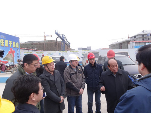 青島市副市長徐振溪視察青島中建聯(lián)合代建的山東大學(xué)青島校區(qū)圖書館工程(圖2) 青島市副市長徐振溪視察青島中建聯(lián)合代建的山東大學(xué)青島校區(qū)圖書館工程(圖2)