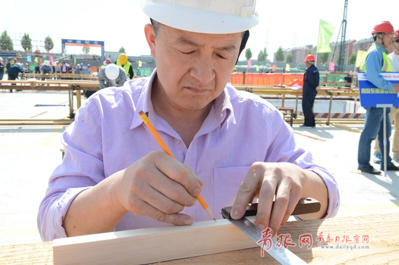 比速度拼質(zhì)量！青島農(nóng)民工建筑技能大比拼(圖1)